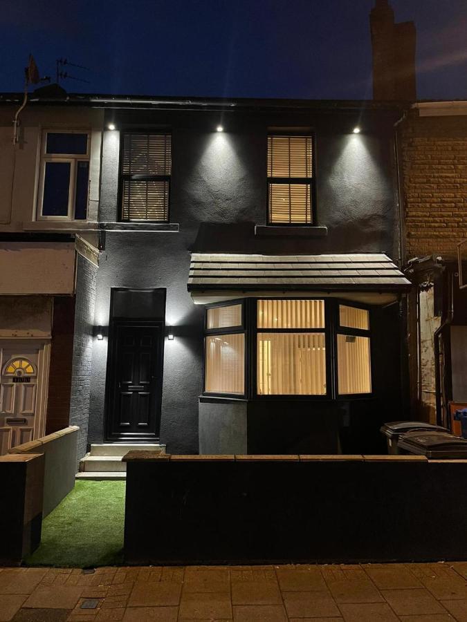 Lovely 2-Bed Apartment In Blackpool Secret House Exterior foto